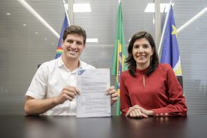 Prefeito João Campos ao lado da Secretária de Saúde do Recife, Luciana Albuquerque. Foto: Edson Holanda (PCR)