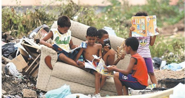 As crianças leitoras do lixo de Rio Doce