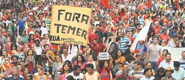 Os protestos, agora, vêm do outro lado da rua