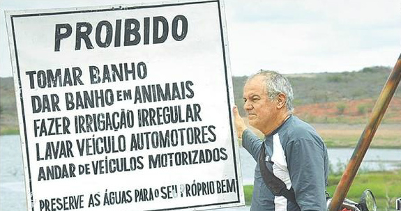 O professor que leva a vida defendendo um rio