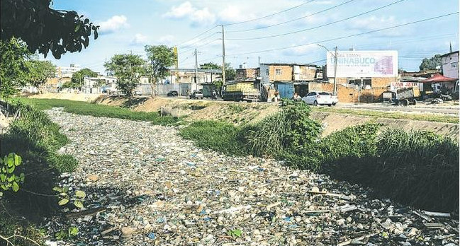 O mar de lixo e a piora da pobreza no Recife