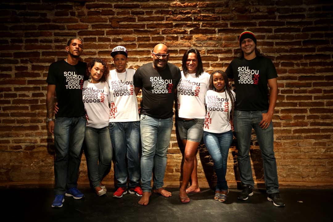 Genivaldo Francisco (ao centro) e seis dos sete atores do Bando de Teatro Eu Já Disse Tudo, do grupo Fábrica - Foto: Teresa Maia/DP