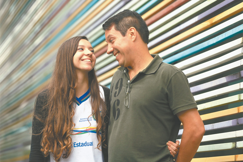 José Clóvis Medeiros faz questão de manter uma relação de proximidade com ambiente escolar da filha Bruna - Foto: RAFAEL MARTINS/ ESP. DP