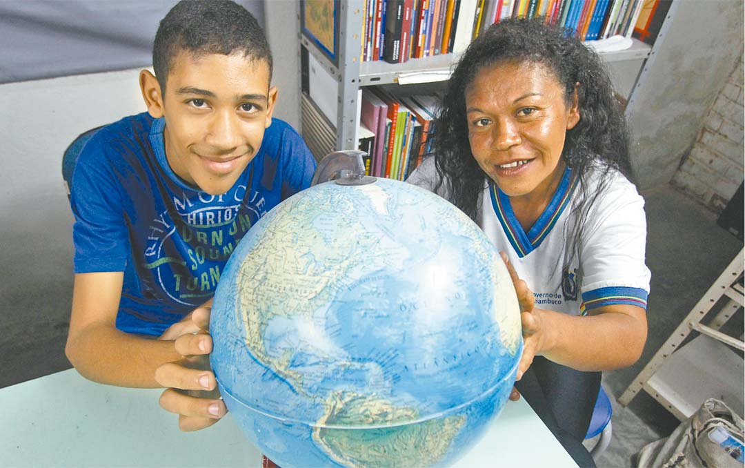 Como Thalison, de 12 anos, Cristiane é aluna da Escola Estadual Antônio Souto Filho e troca informações sobre as disciplinas estudadas - Foto: Ricardo Fernandes/DP