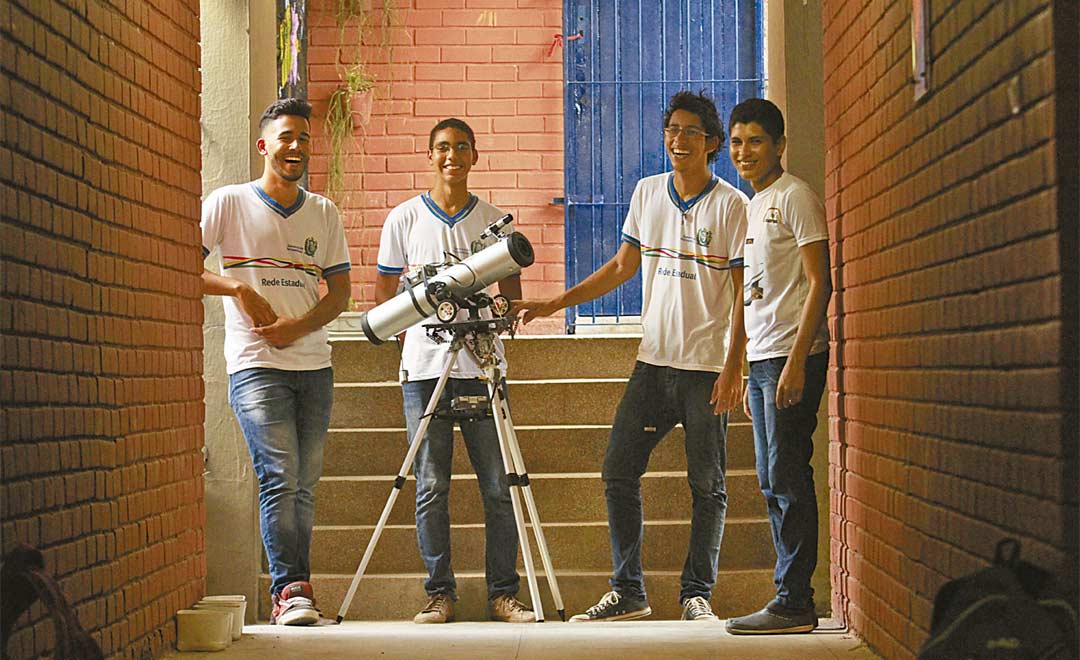 Adson Tavares, Lucas Silva, Victor Morais e Mateus Matos apresentam telescópio robotizado desenvolvido por eles - Foto: Rafael Martins/DP