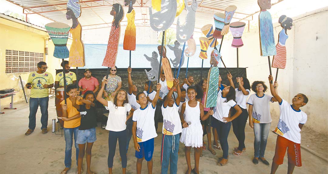 Espetáculo de teatro de vara com temática e personagens africanos é realizado por alunos de escola de Olinda. Um exemplo a ser seguido - Foto: Karina Morais/DP