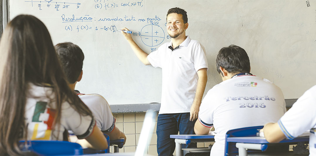 Professor Jozeildo viu avanços em matemática. Abaixo, Lucas José Silva e Bruna Mesquita: química e biologia - Foto: Igo Bione/DP