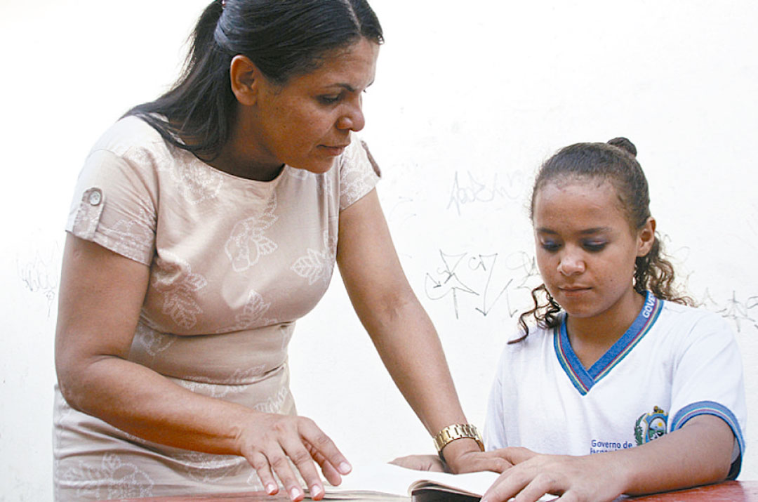 Mestre mostra a alunos o valor da literatura para a vida - Foto: Shilton Araujo/DP