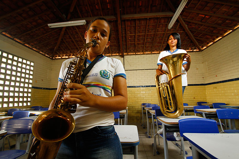 Jamilli Batista, aluna de sax, e Zaira Gonçalves, que aprende a tocar tuba, passaram a ter um rendimento melhor na escola com a música. Fotos: Rafael Martins/DP