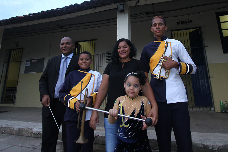 Maestro, figurinista, músicos e baliza: a família Moura e Moraes ensina a conviver. Fotos: Roberto Ramos/DP