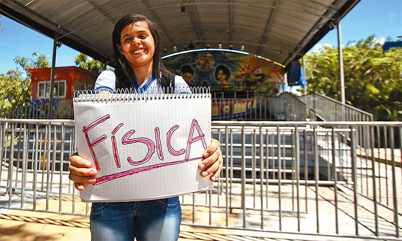 Paullynne Martins, do terceiro ano do ensino médio, descobriu de forma lúdica as leis que regem a matemática. Fotos: Marlon Diego/Esp. DP