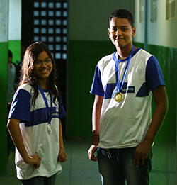Jadeson Ferreira e Yasmim Santos voltaram com medalhas de São Paulo e compartilharam experiência na escola