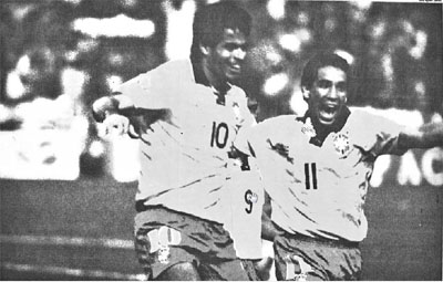 Raí e Zinho comemoram um dos 6 gols do Brasil naquela tarde histórica