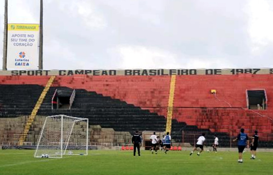 Flamengo treina tranquilamente na Ilha do Retiro. Na arquibancada frontal, o título que motiva toda a discórdia. Foto: Jaqueline Maia/DP