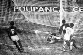 Assis chega na cara do gol e manda para as redes, dando o título ao Fluzão, no Fla-Flu que decidiu o Carioca de 1983