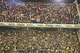 Mais de 4 mil torcedores do Inter foram até a Bombonera em 2004 (anel superior), mas voltaram para Porto Alegre com uma derrota por 4 x 2
