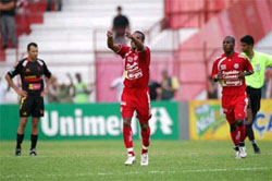 O lateral-esquerdo Júlio César marcou 2 golaços e fez a torcida timbu explodir de alegria nos Aflitos, em 2007