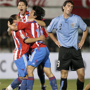 Paraguaios festejam a vitória diante do Uruguai, em 17 de outubro de 2007