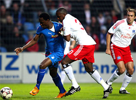 Obasi (azul), o melhor da partida, na qual o Hoffenheim venceu o Hamburgo por 3 x 0