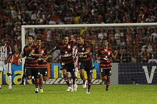 Flamengo festeja a 4ª vitória sobre os pernambucanos no Brasileirão de 2008. Campeão pernambucano?