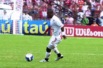 Geraldo em ação no dia 21 de outubro de 2007, quando ele marcou - de pênalti - o gol da vitória por 1 x 0 sobre o Corinthians, aos 45 minutos do segundo tempo