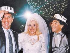 Carlos Bilardo, no casamento de Maradona (hoje já divorciado)