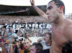 Corinthians comemora o título de 2005, mesmo com a derrota por 3 x 2 para o Goiás, no Serr Dourada