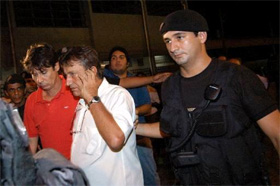 Lori Sandri é detido pelo tenente Rodrigo Maciel. Treinador pagou multa de 30 salários mínimos em 6 parcelas