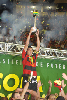 Durval ergue a Copa do Brasil de 2008