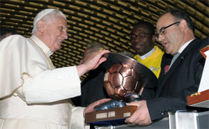 O Papa Bento CVI entrega a taça de campeão