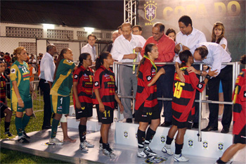 Meninas recebem as medalhas de prata pelo vice na Copa do Brasil