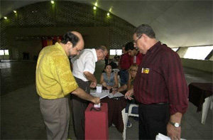Silvio Guimarães (D), acompanhando as eleições de 2006