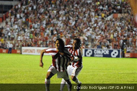 Anderson Lessa comemora com Bala o gol da vitória sobre o Central