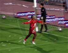 Quiñonez marca um gol na vitória por 2 x 0 sobre o Deportivo Cuenca em 30 de novembro de 2008, na Liguilla