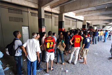 Fila na Ilha do Retiro para a compra dos carnês para a Libertadores