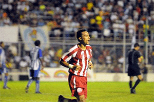 Gilmar comemora um dos gols na vitória sobre a Cabense