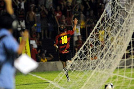 Paulo Baier comemora o seu primeiro gol com a camisa do Sport, diante da Cabense