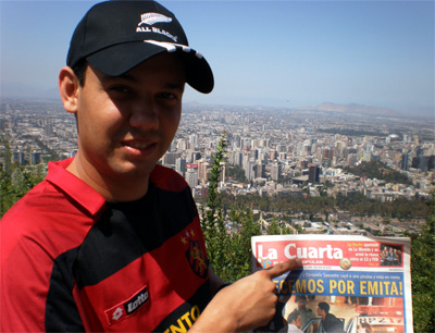 Rubro-negro no alto do Cerro San Cristovan, com o jornal La Cuarta