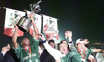 Palmeiras ergue o troféu de campeão de Libertadores de 1999