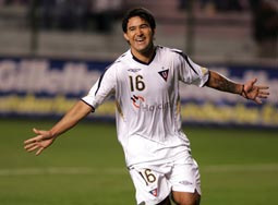 LDU goleira o rival Deportivo Quito, com 2 gols de Claudio Bieler