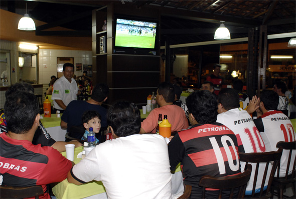 Torcedores acompanham ao clássico Vasco 2 x 0 Flamengo, no restaurante Asa Branca, em Caruaru