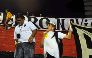 Jorge Medina (à direita) apoia o Colo Colo durante o duríssimo jogo na Ilha do Retiro