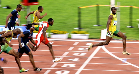 Usain Bolt fatura o ouro nos 100m nas Olimpíadas de 2008. Tirou onda...