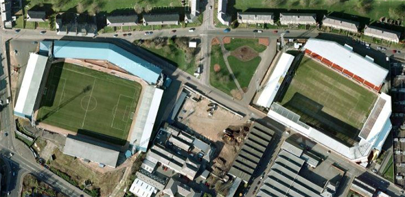 Estádios vizinhos na Escócia: 106 metros de distância