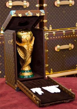 Taça Fifa guardada numa mala da Louis Vuitton
