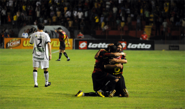 Série B-2010: Sport 2 x 1 Figueirense, na estreia do técnico Geninho. Foto: Heitor Cunha/Diario de Pernambuco