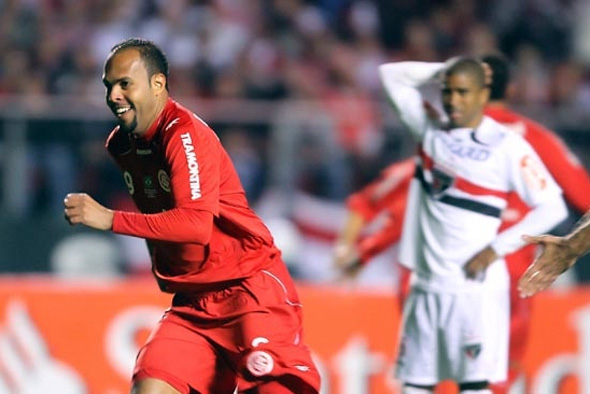 Apesar da derrota por 2 x 1, o Internacional elimina o São Paulo e está na final da Libertadores de 2010, graças ao gol de Alecsandro. Foto: Internacional/divulgação