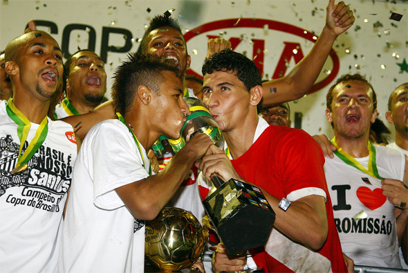 Santos perde do Vitória por 2 x 1, mas fica com o título da Copa do Brasil de 2010, no Barradão. Foto: Santos/divulgação