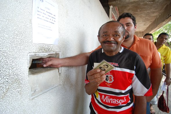 Mario Josédo Nascimento, 55 anos, o primeiro a receber o Vale Brasão. Foto: Cecília Sá/Diario de Pernambuco