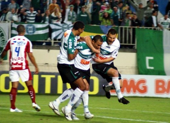 Série B-2010: Coritiba 3 x 1 Náutico. Timbu perde na Arena Joinville e permanece fora do G4. Foto: site oficial do Coritiba/divulgação